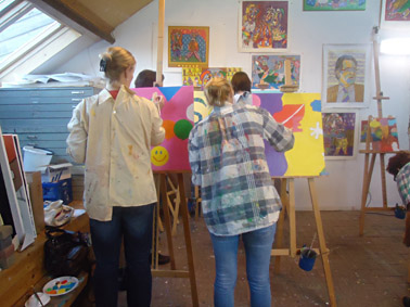 Workshop schilderen, een schilderij bestaande uit kleine schilderijen wordt door collega's op een bedrijfsfeest, bedrijfsuitje, personeelsfeest gemaakt op lokatie in België