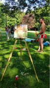 Schaars gekleed mannelijk model schilderen in het Muinkpark in Gent tijdens vrijgezellen