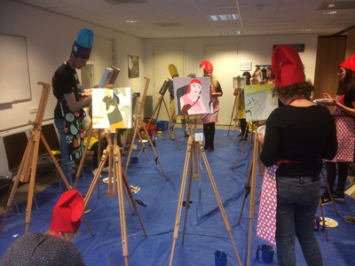 Collega's van Fysiotherapiepraktijk uit Antwerpen aan het schilderen van hun puzzelschilderij