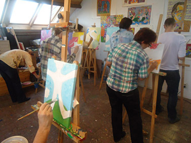 Workshop schilderen, een schilderij bestaande uit kleine schilderijen wordt door collega's op een bedrijfsfeest, bedrijfsuitje, personeelsfeest gemaakt op lokatie in België