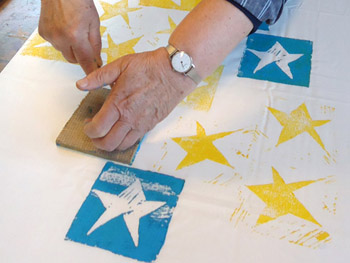 Workshop schilderen op t-shirt met textielverf op lokatie in België