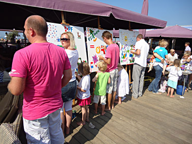 Schilderen tijdens familiedag op strand oostende in België