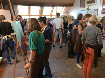 Bedrijfsuitje waarbij schilderijen voor de werkvloer geschilderd worden op het atelier in Antwerpen